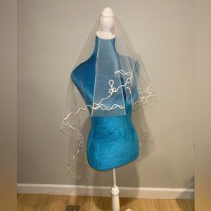 Elegant fingertip bridal veil